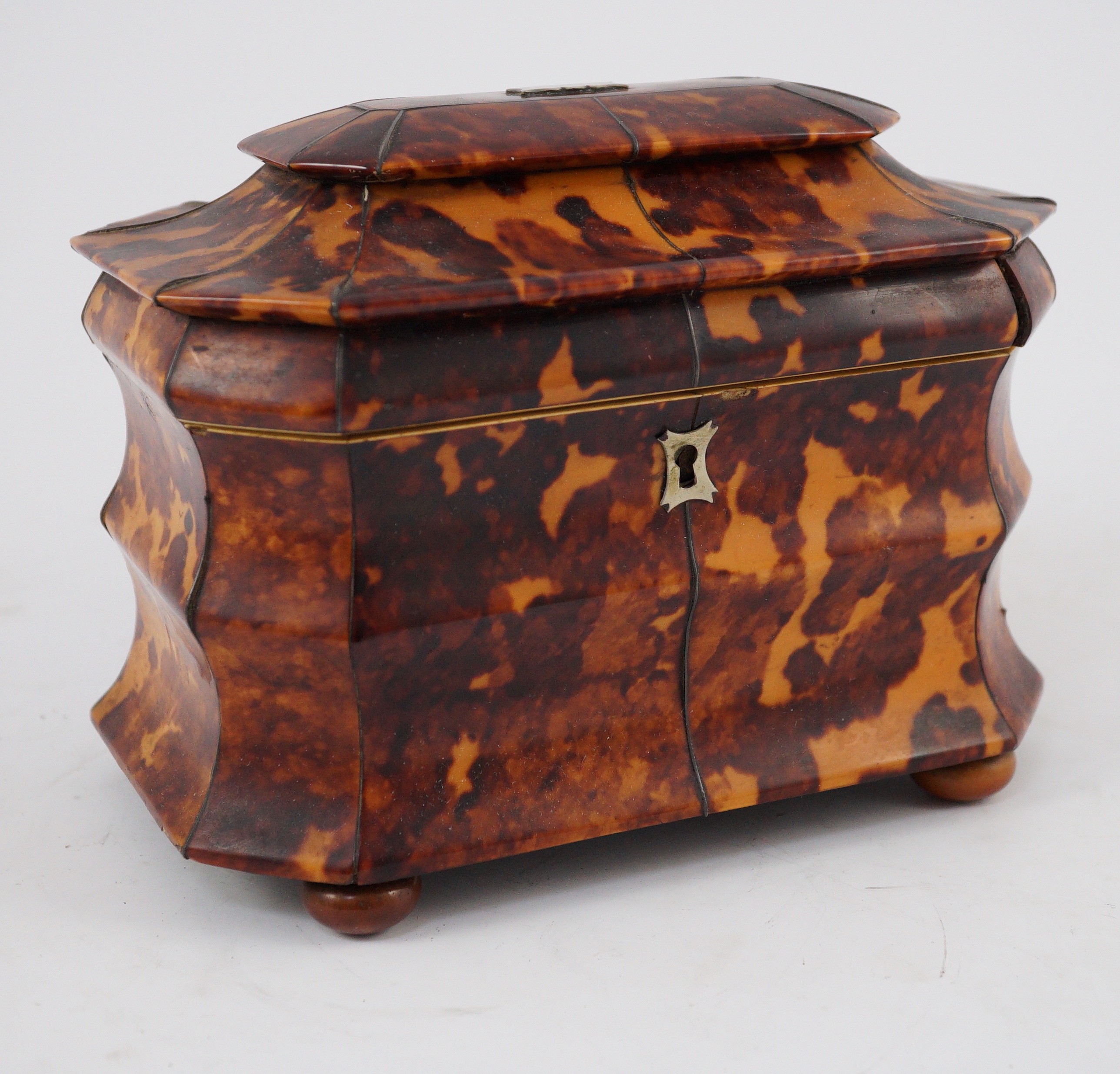 A Regency blond tortoiseshell sarcophagus shaped tea caddy, 18.5cm wide 11.5cm deep 14.5cm high